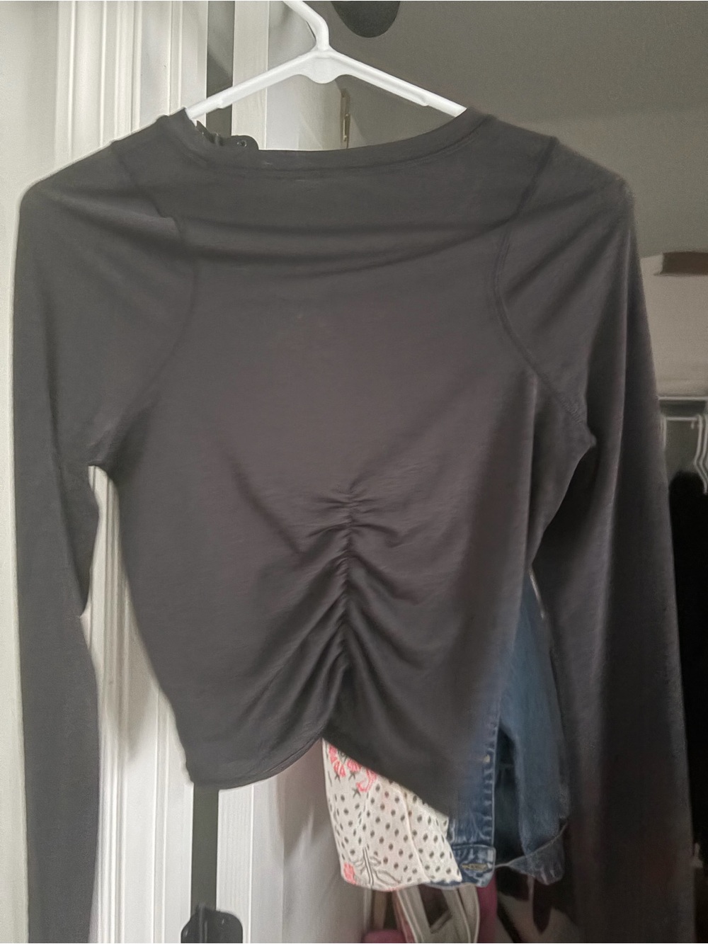 Vuori Black Long Sleeve Ruched Front Tee - Picture 2 of 5